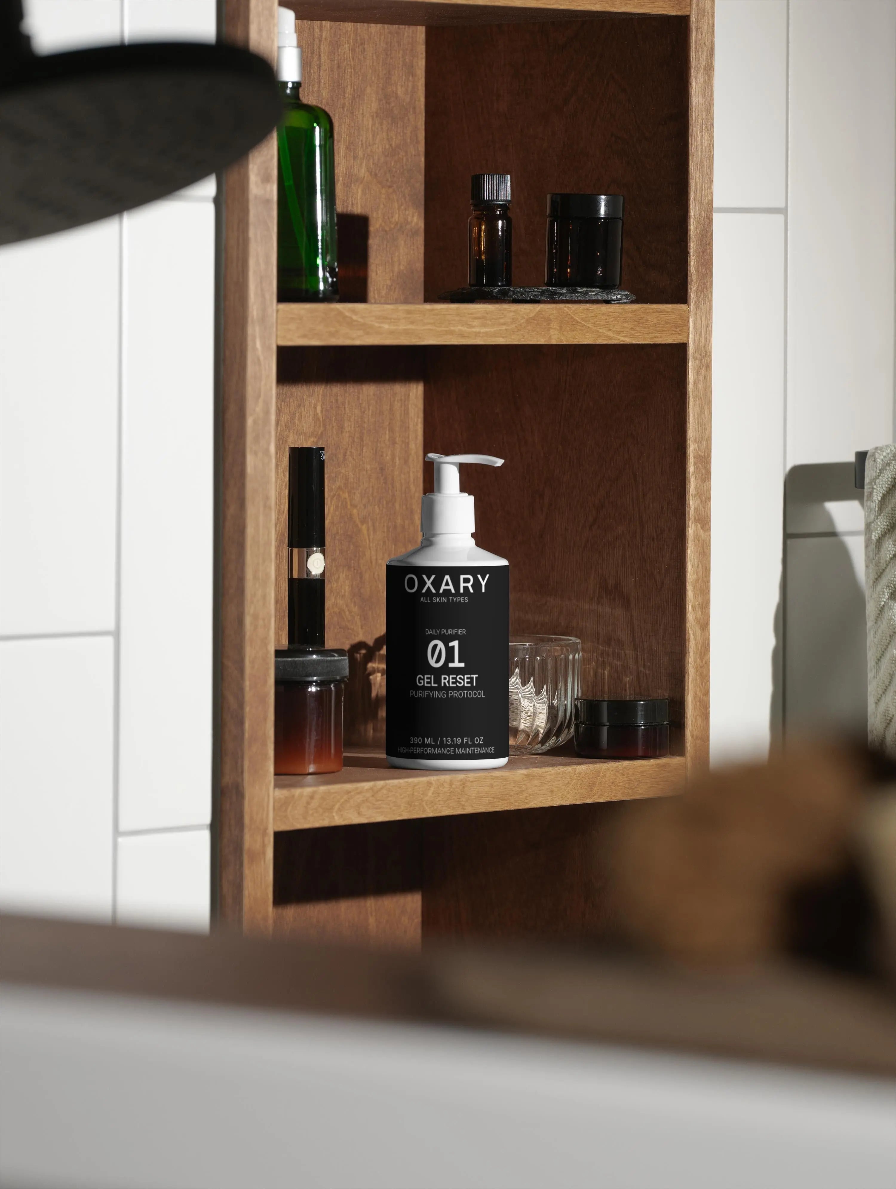 Le Nettoyant Visage Homme [01] GEL RESET dans un décor moderne